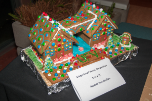 Ein Lebkuchenhaus ist zentral im Bild platziert mit Pflanzen an der Spitze des Bildes.