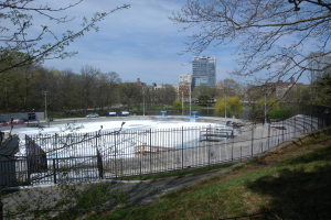 Insolvenz im Itter-Tal bedroht öffentliche Schwimmhalle und Eislaufbahn