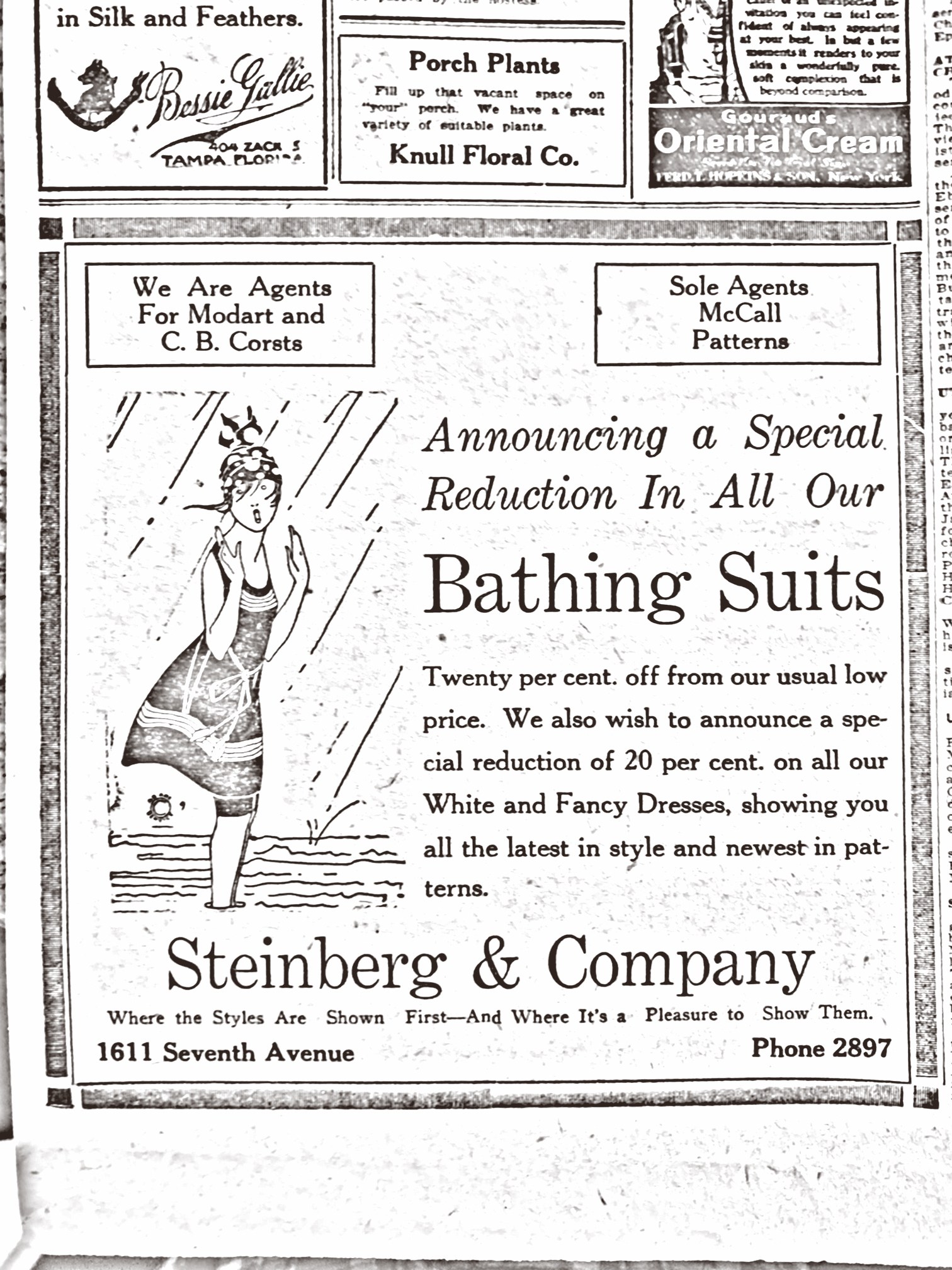 Eine Frau in einem weißen Rollkragenpullover und langärmeligen Kleid mit einem Dutt, die in der Mitte einer Werbung für Steinberg & Company's Badesachen steht, umgeben von Text.