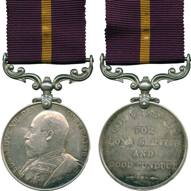 Silberne Medaille mit einem violetten und gelben Band, das links ein Porträt und rechts den Text 'Long Service and Good Conduct' zeigt.
