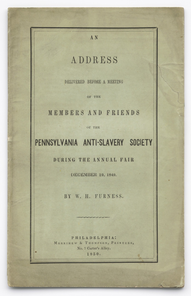 Offenes Buch mit dem Titel "Eine Ansprache vor einer Versammlung der Mitglieder und Freunde der Pennsylvania Anti-Slavery Society während der Jahresversammlung" mit einer Seite schwarzer Tintenschrift.