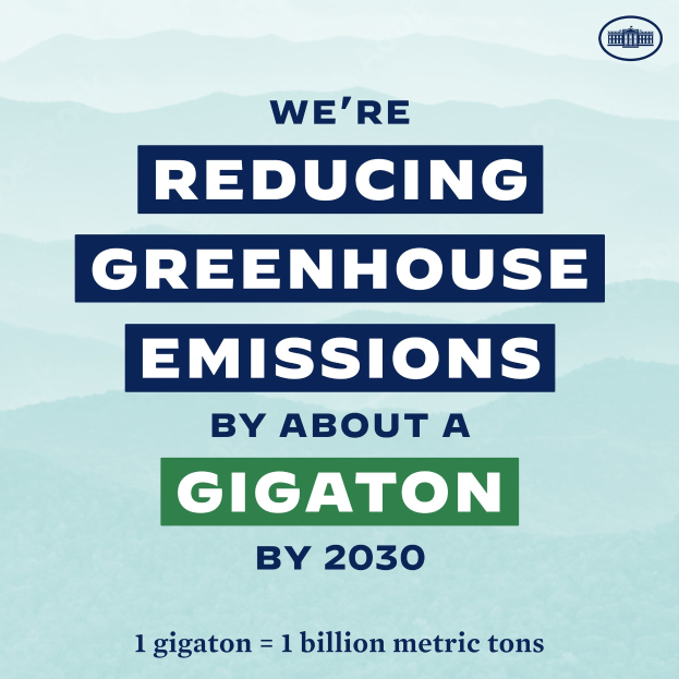 Plakat mit Text und Logo, das 'Wir reduzieren die Treibhausgasemissionen um etwa eine Gigatonne bis 2030' verkündet und für die Reduzierung der Treibhausgasemissionen bis 2030 wirbt.