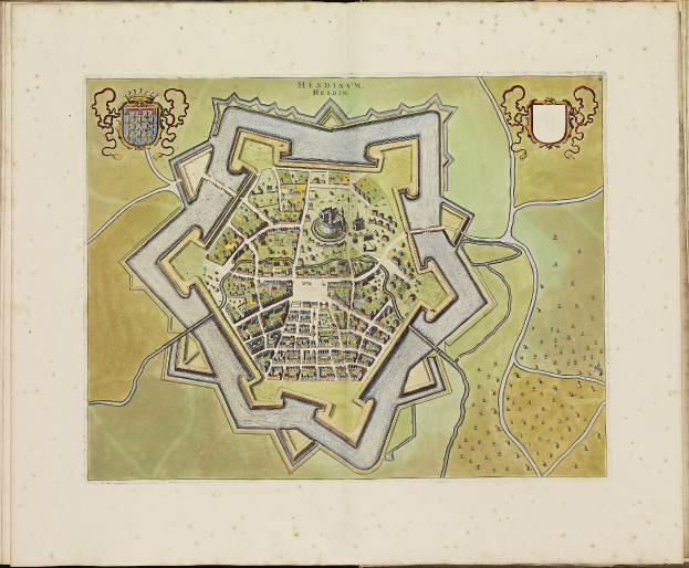 Offenes Buch mit detaillierter Karte von Heidelberg, Deutschland, mit sichtbaren Straßen, Gebäuden und Sehenswürdigkeiten sowie begleitendem Text über die Karte.