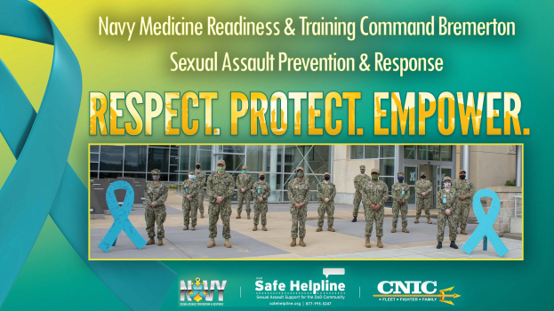 Plakat mit der Überschrift "Navy Medicine Readiness & Training Command Bremerton: Sexual Assault Prevention & Response - Respect, Protect, Empower" zeigt eine Gruppe von Menschen in Uniformen und Mützen vor einem Gebäude mit Fenstern und Türen.
