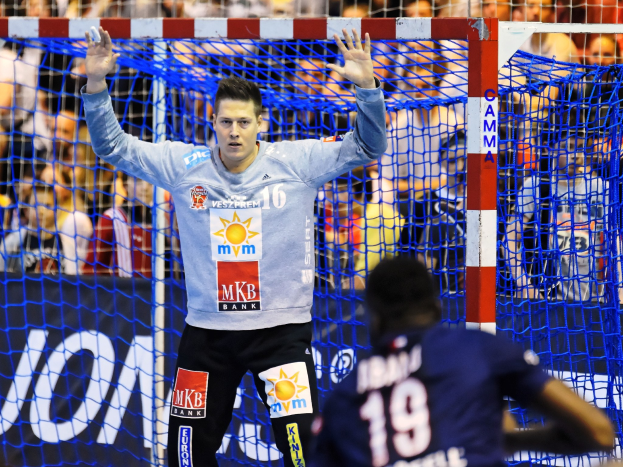 Handballspieler hebt Hände bei der Futsal-Weltmeisterschaft 2019 in die Höhe, mit Zuschauern und einem Banner im Hintergrund